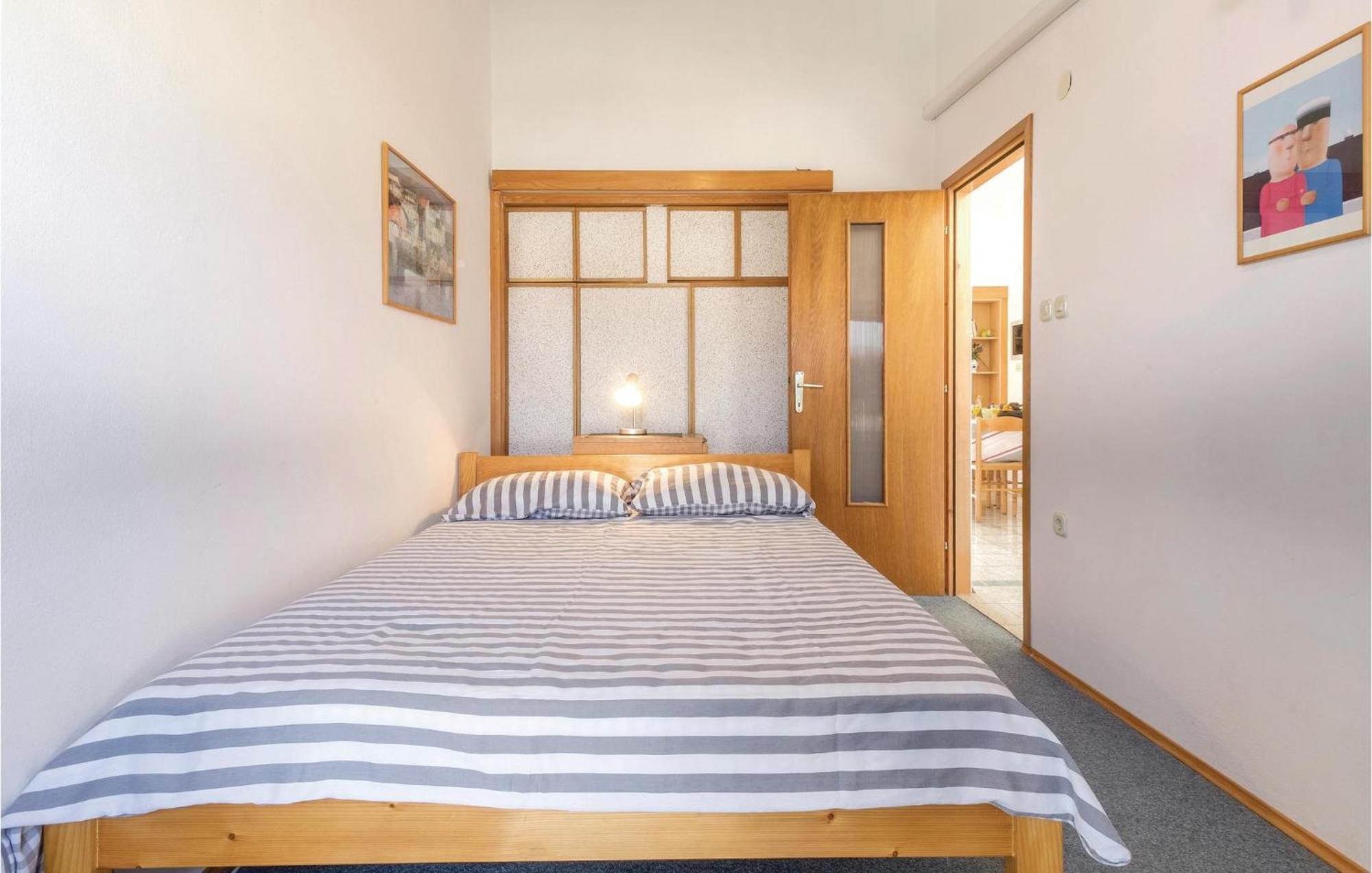 Lovely Apartment In Fazana With House Sea View Стая снимка